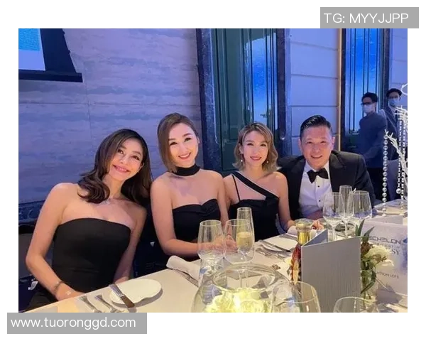 贝尔与足球明星亲密合影展现友谊与激情的瞬间