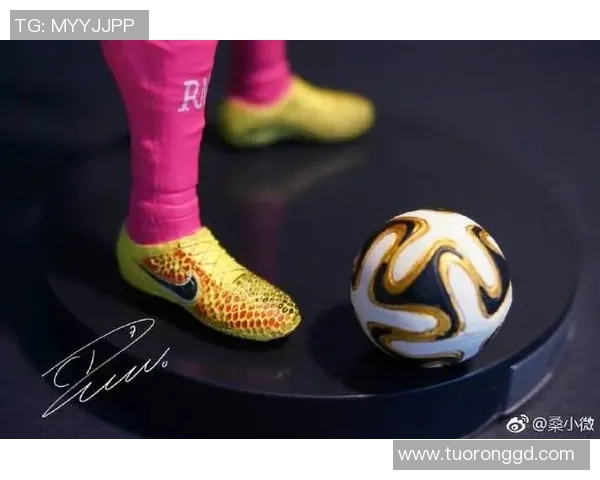 足球明星卡挂件正版收藏品带你感受足球魅力与激情的完美结合